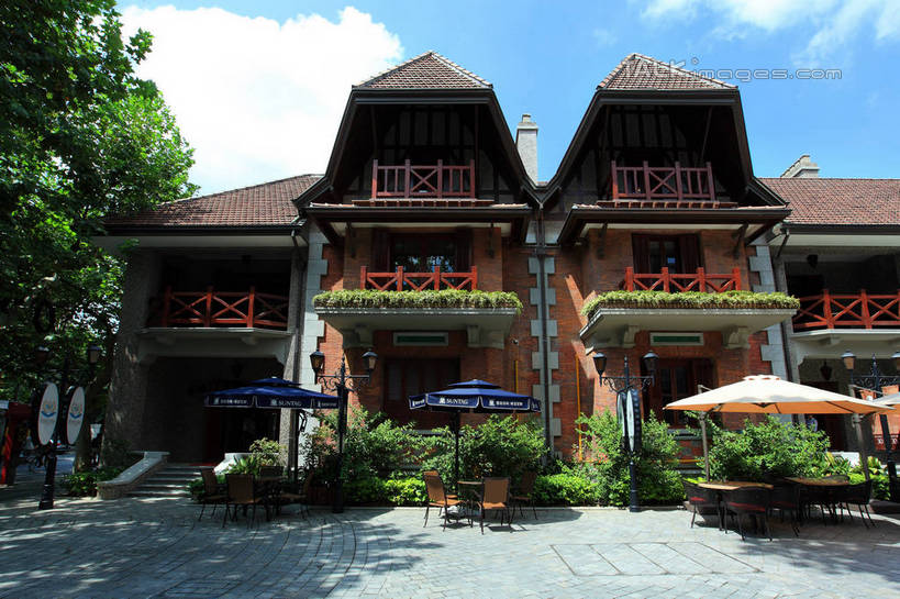 无人,家,横图,室外,白天,仰视,旅游,度假,名胜古迹,植物,别墅,窗户,标志建筑,地标,建筑,上海,中国,亚洲,阴影,遗迹,光线,伞,影子,雨伞,遮阳伞,房屋,墙,屋子,云,云朵,公寓,云彩,古迹,文物,娱乐,阳伞,建设,古建筑,洋房,楼房,玻璃窗,墙壁,墙面,住宅,树,树木,蓝色,绿色,白云,蓝天,天空,阳光,自然,天,享受,休闲,旅游胜地,放松,生长,晴朗,成长,申,太阳伞,卢湾区,古文明,东亚,思南公馆,思南路,上海市,中华人民共和国,沪,华东地区,晴空,彩图,低角度拍摄,房子,马斯南路,shwf1