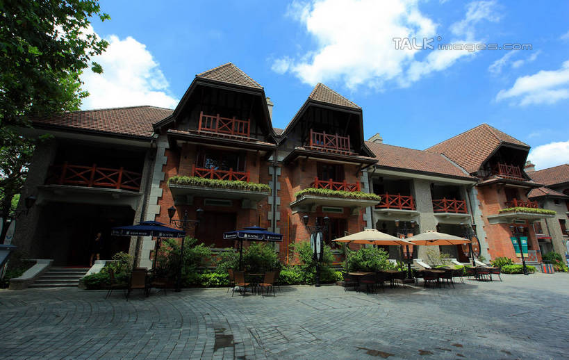 无人,家,横图,室外,白天,仰视,旅游,度假,名胜古迹,植物,别墅,窗户,标志建筑,地标,建筑,上海,中国,亚洲,阴影,遗迹,光线,伞,影子,雨伞,遮阳伞,房屋,墙,屋子,云,云朵,公寓,云彩,古迹,文物,娱乐,阳伞,建设,古建筑,洋房,楼房,玻璃窗,墙壁,墙面,住宅,树,树木,蓝色,绿色,白云,蓝天,天空,阳光,自然,天,享受,休闲,旅游胜地,放松,生长,晴朗,成长,申,太阳伞,卢湾区,古文明,东亚,思南公馆,思南路,上海市,中华人民共和国,沪,华东地区,晴空,彩图,低角度拍摄,房子,马斯南路,shwf1