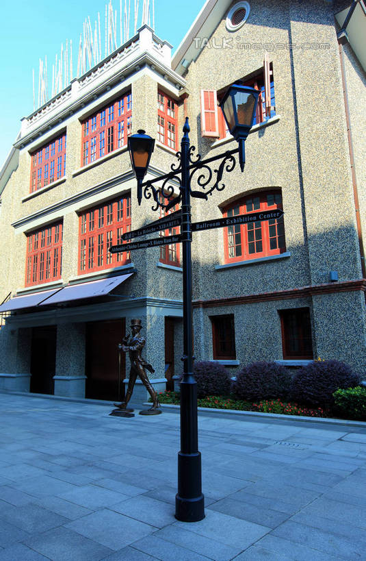 无人,家,竖图,室外,白天,仰视,旅游,度假,名胜古迹,窗户,门,标志建筑,地标,建筑,路灯,照明,上海,中国,亚洲,阴影,遗迹,光线,影子,房屋,墙,屋子,公寓,灯光,古迹,文物,娱乐,建设,古建筑,洋房,楼房,玻璃窗,墙壁,墙面,住宅,灯,蓝色,蓝天,天空,阳光,门框,天,享受,休闲,旅游胜地,放松,晴朗,照亮,申,照明设备,卢湾区,古文明,东亚,思南公馆,思南路,上海市,万里无云,中华人民共和国,沪,华东地区,晴空,晴空万里,彩图,低角度拍摄,房子,马斯南路,shwf1