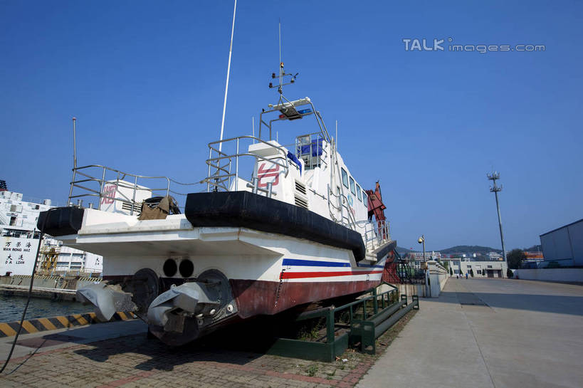 无人,码头,横图,室外,白天,仰视,旅游,度假,海浪,海洋,美景,港口,轮船,船,中国,亚洲,一艘,停靠,阴影,光线,影子,景观,浪花,娱乐,山东,烟台,蓝色,蓝天,天空,阳光,自然,海水,交通工具,天,享受,休闲,景色,放松,晴朗,停泊,自然风光,载具,海景,东亚,山东省,万里无云,中华人民共和国,华东地区,鲁,烟台市,大海,风浪,海,海水的波动,近岸浪,涌浪,晴空,晴空万里,彩图,低角度拍摄,摆渡口,埠头,渡口,渡头,港湾,海港,货运码头,口岸,商港,shwf1,交通运输部救助打捞局,救捞局