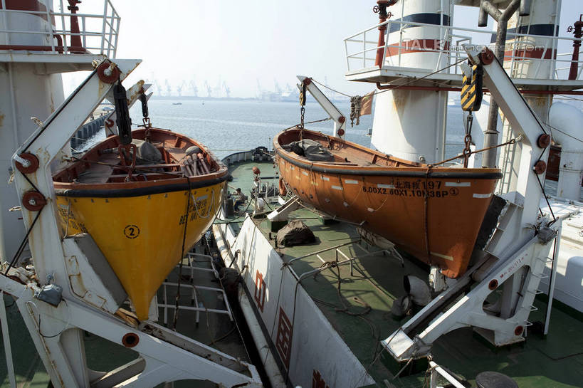 游泳,无人,横图,室外,白天,正面,旅游,度假,海浪,海洋,美景,船,停靠,阴影,光线,影子,景观,浪花,娱乐,天空,阳光,自然,海水,交通工具,天,享受,休闲,景色,放松,充气,舟,救生,停泊,自然风光,载具,海景,泅水,救生艇,大海,风浪,海,海水的波动,近岸浪,涌浪,彩图,shwf1