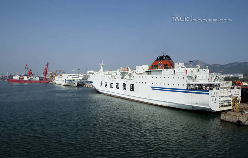 无人,码头,横图,室外,白天,正面,旅游,度假,技术,海浪,海洋,美景,山,山脉,港口,建筑,轮船,船,中国,亚洲,停靠,阴影,光线,影子,景观,浪花,山峰,山峦,娱乐,设备,山东,烟台,施工,红色,蓝色,蓝天,天空,阳光,自然,海水,交通工具,群山,天,享受,休闲,机械,起重机,景色,放松,晴朗,吊机,工程,停泊,自然风光,载具,海景,东亚,山东省,万里无云,中华人民共和国,华东地区,鲁,烟台市,大海,风浪,海,海水的波动,近岸浪,涌浪,晴空,晴空万里,彩图,摆渡口,埠头,渡口,渡头,港湾,海港,货运码头,口岸,商港,shwf1,交通运输部救助打捞局,救捞局