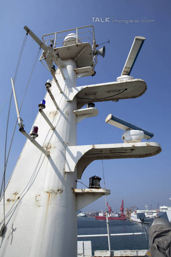 无人,竖图,室外,白天,仰视,旅游,度假,通讯,雷达,海浪,海洋,美景,轮船,船,停靠,阴影,光线,影子,景观,浪花,娱乐,蓝色,蓝天,天空,阳光,自然,海水,交通工具,天,享受,休闲,景色,放松,通信,晴朗,无线电,电子设备,停泊,自然风光,载具,海景,万里无云,传感器,大海,风浪,海,海水的波动,近岸浪,涌浪,晴空,晴空万里,彩图,低角度拍摄,电磁波,shwf1