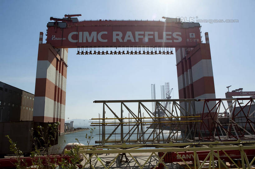 无人,横图,室外,白天,仰视,旅游,度假,海浪,海洋,美景,中国,亚洲,阴影,光线,英文,标志,文字,影子,字符,字母,景观,浪花,娱乐,设备,标识,山东,烟台,施工,蓝色,蓝天,天空,阳光,自然,海水,天,享受,休闲,机械,起重机,龙门吊,景色,放松,晴朗,英文字母,工程,自然风光,装卸,海景,东亚,山东省,万里无云,中华人民共和国,华东地区,鲁,烟台市,门式起重机,桥式起重机,大海,风浪,海,海水的波动,近岸浪,涌浪,晴空,晴空万里,彩图,低角度拍摄,shwf1