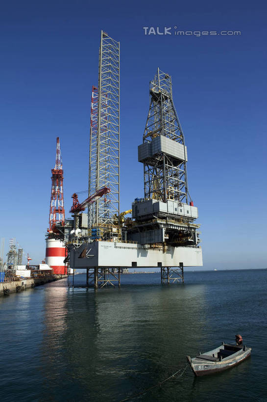 无人,码头,竖图,室外,白天,仰视,旅游,度假,技术,海浪,海洋,美景,港口,建筑,阴影,光线,影子,景观,浪花,集装箱,娱乐,设备,货柜,施工,蓝色,蓝天,天空,阳光,自然,海水,箱子,天,享受,休闲,机械,起重机,景色,放松,运输,晴朗,吊机,工程,自然风光,油井,钻井,塔吊,海景,物流,钻井平台,万里无云,集装箱码头,大海,风浪,海,海水的波动,近岸浪,涌浪,晴空,晴空万里,彩图,低角度拍摄,摆渡口,埠头,渡口,渡头,港湾,海港,货运码头,口岸,商港,标准节,塔式起重机,shwf1