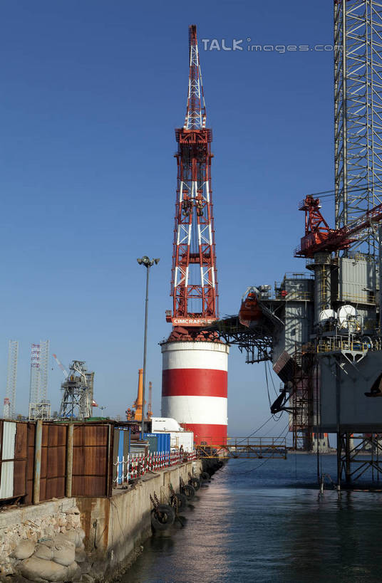 无人,码头,竖图,室外,白天,仰视,旅游,度假,技术,海浪,海洋,美景,港口,建筑,阴影,光线,影子,景观,浪花,娱乐,设备,施工,蓝色,蓝天,天空,阳光,自然,海水,天,享受,休闲,机械,起重机,景色,放松,晴朗,吊机,工程,自然风光,油井,钻井,塔吊,海景,钻井平台,万里无云,大海,风浪,海,海水的波动,近岸浪,涌浪,晴空,晴空万里,彩图,低角度拍摄,摆渡口,埠头,渡口,渡头,港湾,海港,货运码头,口岸,商港,标准节,塔式起重机,shwf1