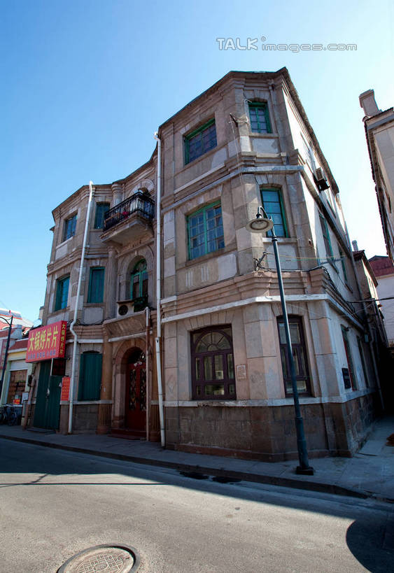 无人,家,竖图,室外,白天,仰视,旅游,度假,名胜古迹,窗户,标志建筑,道路,地标,建筑,路,路灯,公路,照明,中国,亚洲,阴影,遗迹,光线,影子,房屋,墙,屋子,灯光,交通,古迹,文物,娱乐,建设,古建筑,山东,烟台,楼房,玻璃窗,墙壁,墙面,住宅,灯,蓝色,蓝天,天空,阳光,天,享受,休闲,旅游胜地,放松,晴朗,烟台山,照亮,照明设备,古文明,东亚,山东省,万里无云,中华人民共和国,华东地区,鲁,烟台市,晴空,晴空万里,马路,彩图,低角度拍摄,房子,shwf1