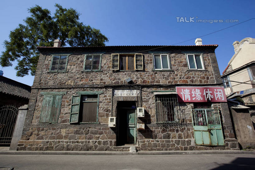 无人,家,横图,室外,白天,仰视,旅游,度假,名胜古迹,植物,窗户,门,标志建筑,地标,建筑,中国,亚洲,阴影,遗迹,光线,英文,标志,文字,影子,字符,字母,房屋,墙,屋子,古迹,文物,娱乐,标识,建设,古建筑,山东,烟台,楼房,玻璃窗,墙壁,墙面,住宅,树,树木,蓝色,绿色,蓝天,天空,阳光,自然,门框,天,享受,休闲,旅游胜地,放松,生长,晴朗,成长,英文字母,烟台山,古文明,东亚,山东省,万里无云,中华人民共和国,华东地区,鲁,烟台市,晴空,晴空万里,彩图,低角度拍摄,房子,shwf1