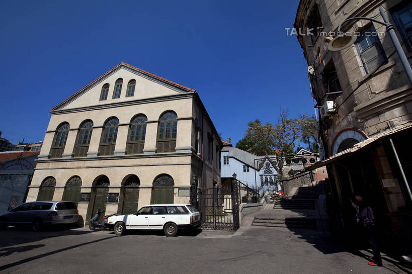 无人,家,横图,室外,白天,仰视,旅游,度假,名胜古迹,植物,窗户,标志建筑,道路,地标,建筑,路,公路,汽车,中国,亚洲,停靠,阴影,遗迹,光线,影子,房屋,墙,屋子,交通,古迹,文物,娱乐,建设,古建筑,山东,烟台,楼房,玻璃窗,墙壁,墙面,住宅,车,树,树木,蓝色,绿色,蓝天,天空,阳光,自然,交通工具,轿车,天,享受,休闲,旅游胜地,放松,生长,晴朗,成长,烟台山,停泊,载具,古文明,东亚,山东省,万里无云,中华人民共和国,华东地区,鲁,烟台市,晴空,晴空万里,马路,彩图,低角度拍摄,房子,shwf1