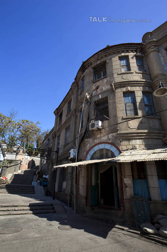 无人,家,竖图,室外,白天,仰视,旅游,度假,名胜古迹,植物,窗户,门,标志建筑,道路,地标,建筑,路,中国,亚洲,阴影,遗迹,光线,影子,房屋,墙,屋子,小路,交通,古迹,文物,娱乐,建设,古建筑,山东,烟台,楼房,玻璃窗,墙壁,墙面,住宅,树,树木,蓝色,绿色,蓝天,天空,阳光,自然,门框,天,享受,休闲,旅游胜地,放松,生长,晴朗,成长,烟台山,古文明,东亚,山东省,万里无云,中华人民共和国,华东地区,鲁,烟台市,晴空,晴空万里,彩图,低角度拍摄,房子,shwf1