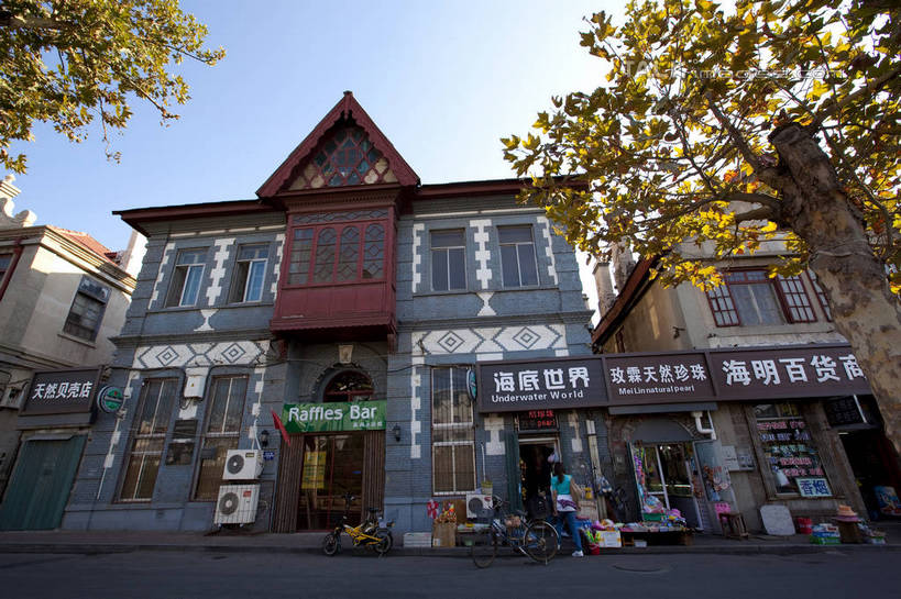 无人,家,横图,室外,白天,仰视,旅游,度假,名胜古迹,植物,窗户,门,标志建筑,道路,地标,建筑,路,中国,亚洲,阴影,遗迹,光线,影子,房屋,墙,屋子,小路,交通,古迹,文物,娱乐,建设,古建筑,山东,烟台,楼房,玻璃窗,墙壁,墙面,住宅,树,树木,蓝色,绿色,蓝天,天空,阳光,自然,门框,天,享受,休闲,旅游胜地,放松,生长,晴朗,成长,烟台山,古文明,东亚,山东省,领事馆,万里无云,中华人民共和国,华东地区,鲁,烟台市,晴空,晴空万里,彩图,低角度拍摄,房子,领事机关,shwf1