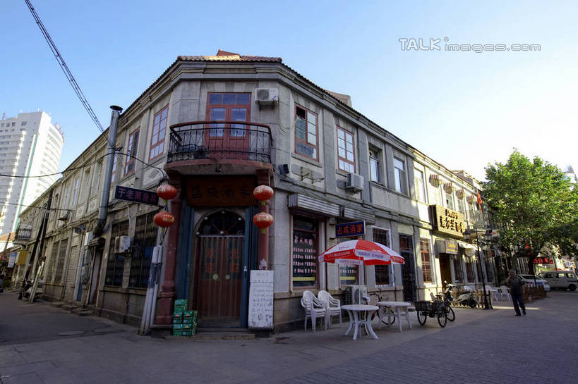 无人,家,高楼大厦,横图,室外,白天,仰视,旅游,度假,名胜古迹,植物,窗户,桌子,标志建筑,大厦,道路,地标,建筑,路,摩天大楼,公路,椅子,照明,中国,亚洲,吊挂,悬挂,阴影,遗迹,光线,灯笼,伞,影子,雨伞,遮阳伞,纸灯笼,塑料,房屋,墙,屋子,交通,挂,古迹,文物,娱乐,阳伞,建设,古建筑,山东,烟台,楼房,玻璃窗,墙壁,墙面,住宅,树,树木,蓝色,绿色,蓝天,天空,阳光,自然,塑料制品,灯具,楼宇,天,享受,休闲,旅游胜地,放松,生长,晴朗,成长,烟台山,照亮,太阳伞,照明设备,古文明,东亚,山东省,万里无云,中华人民共和国,华东地区,鲁,烟台市,晴空,晴空万里,马路,彩图,低角度拍摄,房子,大楼,高层建筑,高楼,摩天楼,shwf1,老电报局街