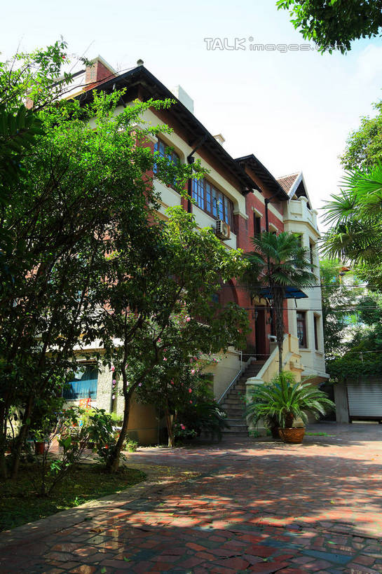 无人,家,竖图,室外,白天,正面,旅游,度假,名胜古迹,植物,标志建筑,地标,建筑,上海,中国,亚洲,阴影,遗迹,光线,影子,房屋,屋子,公寓,古迹,文物,娱乐,建设,古建筑,洋房,楼房,住宅,树,树木,绿色,天空,阳光,自然,天,享受,休闲,旅游胜地,放松,生长,成长,复兴中路,申,卢湾区,古文明,东亚,上海市,中华人民共和国,沪,华东地区,彩图,房子,shwf1