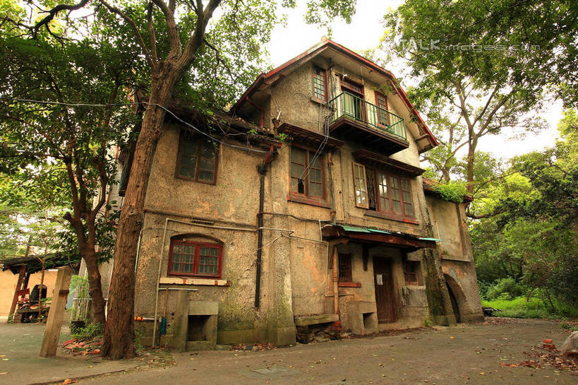 无人,家,横图,室外,白天,仰视,度假,草地,草坪,美景,树林,植物,窗户,门,城市风光,城市,道路,路,上海,中国,亚洲,破旧,陈旧,房屋,屋子,景观,公寓,小路,交通,娱乐,洋房,楼房,玻璃窗,住宅,草,树,树木,绿色,天空,自然,门框,天,享受,休闲,景色,放松,生长,成长,淮海路,申,残破,黄浦区,东亚,淮海中路,徐汇区,上海市,中华人民共和国,沪,华东地区,彩图,低角度拍摄,房子,shwf1