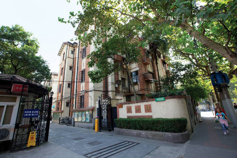 东方人,一个人,家,走,横图,室外,白天,仰视,旅游,度假,植物,标志建筑,道路,地标,建筑,路,公路,上海,中国,亚洲,仅一个女性,仅一个人,阴影,服装,环保,光线,影子,房屋,屋子,公寓,小巷,防护,交通,注视,休闲装,黄种人,娱乐,建设,洋房,楼房,弄堂,住宅,树,树木,巷子,衣服,蓝色,绿色,蓝天,天空,阳光,自然,天,观察,看,仅一个中年女性,享受,休闲,休闲服,旅游胜地,放松,服饰,生长,晴朗,成长,观看,陕西南路,申,察看,关注,美好,美妙,间隔,黄浦区,东亚,上海市,万里无云,中华人民共和国,沪,华东地区,美观,雅观,绿篱,生篱,树篱,植篱,女人,女性,中年女性,亚洲人,晴空,晴空万里,马路,步行,散步,走路,彩图,低角度拍摄,全身,房子,金亚尔培公寓,陕南邨,陕南村,亚尔培公寓,shwf1