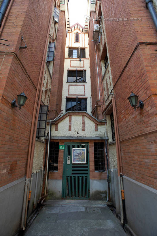 无人,家,竖图,室外,白天,仰视,旅游,度假,窗户,标志建筑,地标,建筑,照明,上海,中国,亚洲,壁灯,房屋,墙,屋子,公寓,灯光,娱乐,建设,洋房,楼房,玻璃窗,墙壁,墙面,住宅,灯,灯具,享受,休闲,旅游胜地,放松,陕西南路,照亮,申,照明设备,黄浦区,东亚,上海市,中华人民共和国,沪,华东地区,彩图,低角度拍摄,房子,金亚尔培公寓,陕南邨,陕南村,亚尔培公寓,shwf1