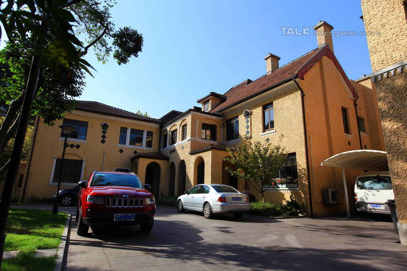 无人,博物馆,横图,室外,白天,仰视,旅游,度假,草地,草坪,树林,植物,窗户,标志建筑,道路,地标,建筑,路,公路,汽车,上海,中国,亚洲,两辆,停靠,阴影,研究,光线,影子,交通,教育,娱乐,建设,玻璃窗,车,草,树,树木,红色,蓝色,绿色,白色,蓝天,天空,阳光,自然,交通工具,轿车,天,享受,休闲,旅游胜地,放松,生长,晴朗,成长,展览,申,停泊,欣赏,载具,陈列,卢湾区,东亚,思南路,上海市,万里无云,中华人民共和国,沪,华东地区,典藏,晴空,晴空万里,马路,彩图,低角度拍摄,马斯南路,shwf1,上海文史馆