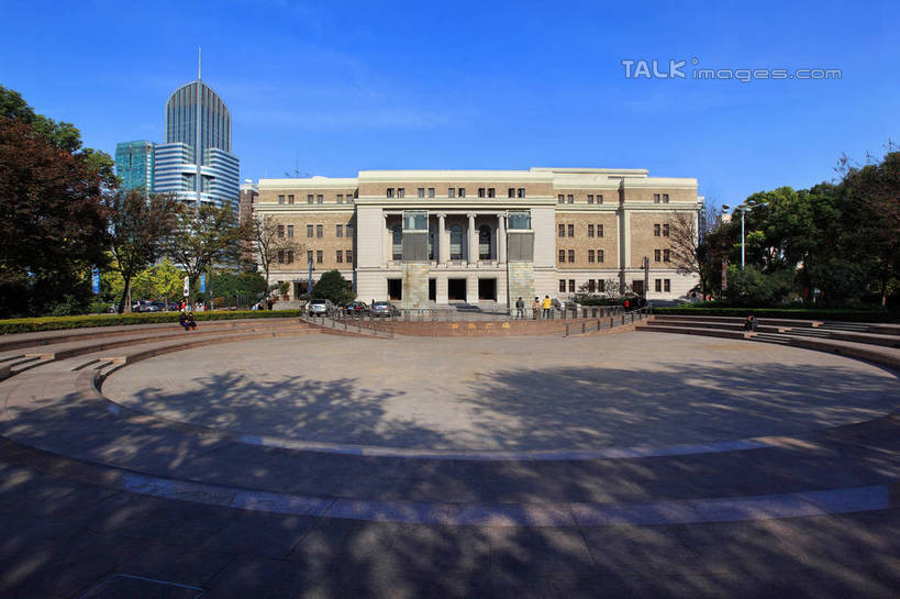 无人,音乐厅,横图,室外,白天,正面,旅游,度假,草地,草坪,树林,植物,标志建筑,道路,地标,建筑,路,路灯,公路,照明,上海,中国,亚洲,阴影,光线,影子,灯光,交通,娱乐,建设,灯,草,树,树木,蓝色,绿色,蓝天,天空,阳光,自然,天,享受,休闲,旅游胜地,放松,生长,晴朗,成长,淮海路,照亮,申,照明设备,黄浦区,东亚,淮海中路,南京大戏院,上海音乐厅,延安东路,徐汇区,上海市,万里无云,中华人民共和国,沪,华东地区,晴空,晴空万里,马路,彩图,演奏厅,shwf1