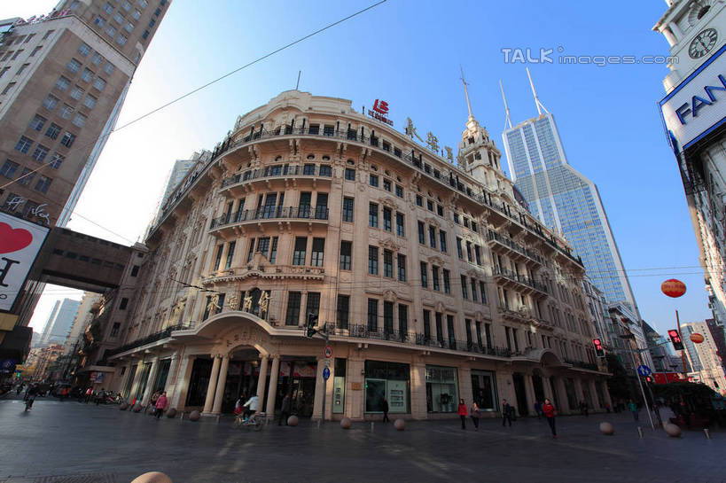 东方人,商店,站,走,横图,室外,白天,仰视,购物,旅游,度假,消费,窗户,标志建筑,超市,道路,地标,建筑,路,商场,公路,上海,中国,亚洲,一排,许多,行人,游客,游人,阴影,服装,整齐,并列,并排,飞行,光线,影子,交通,很多,许多人,注视,休闲装,黄种人,娱乐,航空,建设,路人,旅客,玻璃窗,排列,衣服,蓝色,蓝天,天空,阳光,热气球,交通工具,南京路,天,观察,看,站着,一群人,享受,休闲,休闲服,旅游胜地,放松,金融,运输,百货,服饰,永安百货,南京路步行街,晴朗,观看,申,察看,队列,关注,载具,平行,选购,贸易,百货公司,黄浦区,东亚,上海市,万里无云,中华人民共和国,沪,华东地区,血拼,过客,男人,男性,年轻男性,年轻女性,女人,女性,亚洲人,晴空,晴空万里,马路,步行,散步,站立,走路,彩图,低角度拍摄,全身,购物商场,购物中心,商业中心,永安,shwf1