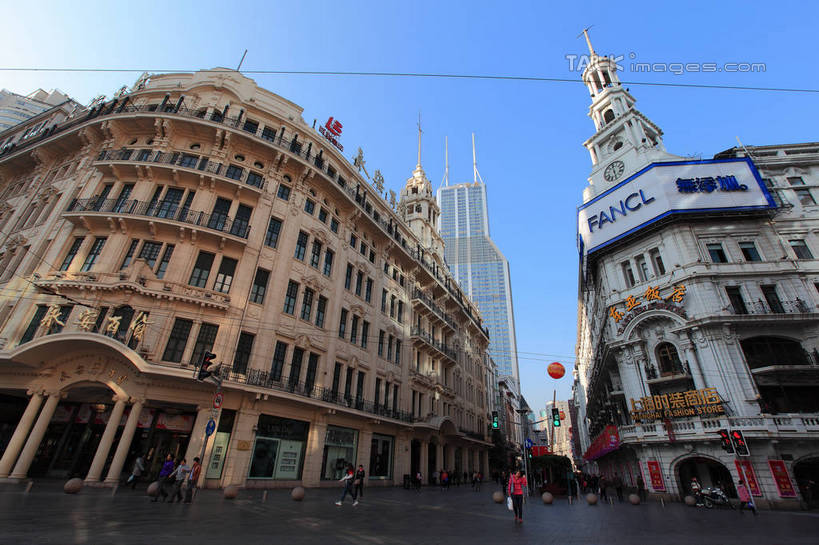 东方人,商店,站,走,横图,室外,白天,仰视,购物,旅游,度假,消费,窗户,标志建筑,超市,道路,地标,建筑,路,商场,公路,上海,中国,亚洲,一排,许多,行人,游客,游人,阴影,服装,整齐,并列,并排,飞行,光线,影子,交通,很多,许多人,注视,休闲装,黄种人,娱乐,航空,建设,路人,旅客,玻璃窗,排列,衣服,蓝色,蓝天,天空,阳光,热气球,交通工具,南京路,天,观察,看,站着,一群人,享受,休闲,休闲服,旅游胜地,放松,金融,运输,百货,服饰,永安百货,南京路步行街,晴朗,观看,申,察看,队列,关注,载具,平行,选购,贸易,百货公司,黄浦区,东亚,上海市,万里无云,中华人民共和国,沪,华东地区,血拼,过客,男人,男性,年轻男性,年轻女性,女人,女性,亚洲人,晴空,晴空万里,马路,步行,散步,站立,走路,彩图,低角度拍摄,全身,购物商场,购物中心,商业中心,永安,shwf1