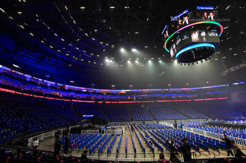 东方人,站,走,横图,室内,白天,仰视,旅游,度假,显示器,标志建筑,地标,建筑,上海,中国,亚洲,阴影,服装,光线,屏幕,影子,灯光,摄像机,许多人,注视,休闲装,黄种人,娱乐,显示屏,建设,衣服,观察,看,站着,一群人,享受,休闲,休闲服,世博文化中心,上海世博馆,世博馆,上海世博会,世博,世博会,旅游胜地,放松,摄像,摄影,服饰,摄影机,观看,申,察看,关注,录像,输出设备,东亚,世博园,上海市,中华人民共和国,沪,华东地区,男人,男性,年轻男性,年轻女性,女人,女性,亚洲人,步行,散步,站立,走路,半身,彩图,低角度拍摄,梅赛德斯.奔驰文化中心,梅赛德斯奔驰文化中心,上海梅赛德斯.奔驰文化中心,shwf1