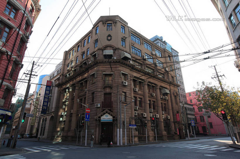 无人,家,横图,室外,白天,仰视,旅游,度假,标志建筑,道路,地标,建筑,路,人行横道,公路,上海,中国,亚洲,电力,电线,电线杆,线,房屋,屋子,人行道,电能,交通,线路,娱乐,建设,楼房,住宅,天空,天,享受,休闲,旅游胜地,放松,电,电源,申,人行横道线,能量,黄浦区,东亚,上海市,中华人民共和国,沪,华东地区,斑马线,马路,彩图,低角度拍摄,房子,二马路,九江路,shwf1,上海医药工业贸易公司