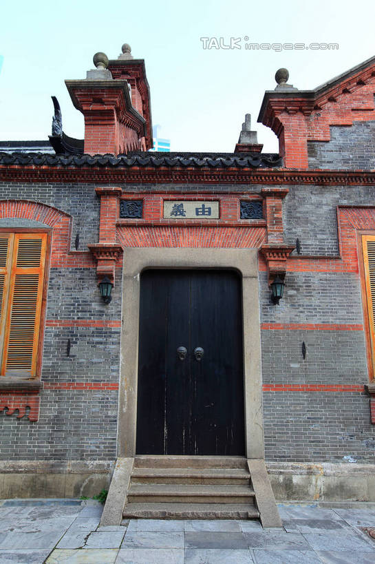 无人,竖图,室外,白天,正面,旅游,度假,楼梯,门,标志建筑,地标,建筑,雕塑,上海,中国,亚洲,阴影,艺术,装饰,光线,标志,雕刻,牌匾,瓦片,文字,影子,字符,阶梯,墙,瓦,文化,娱乐,标识,建设,浦东,墙壁,墙面,台阶,蓝色,蓝天,天空,阳光,工艺品,门框,天,享受,休闲,汉字,旅游胜地,放松,建造,晴朗,纪念,美术,申,中文,主题,陈列,浦东新区,东亚,屋瓦,上海市,万里无云,中华人民共和国,沪,华东地区,功能,美学,国文,华文,晴空,晴空万里,彩图,华夏旅游文化区,华夏文化公园,上海华夏文化公园,上海吴昌硕纪念馆,吴昌硕纪念馆,shwf1