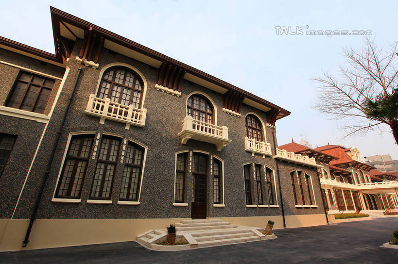 无人,横图,室外,白天,仰视,旅游,度假,植物,窗户,窗帘,楼梯,标志建筑,地标,建筑,上海,中国,亚洲,阴影,装饰,光线,盆栽,影子,阶梯,盆景,娱乐,建设,玻璃窗,台阶,蓝色,绿色,蓝天,天空,阳光,自然,帘子,天,享受,休闲,遮阳,旅游胜地,放松,生长,晴朗,成长,华丽,修饰,点缀,申,卢湾区,东亚,徐汇区,上海市,万里无云,中华人民共和国,沪,华东地区,衬托,美观,雅致,雅观,晴空,晴空万里,彩图,低角度拍摄,南昌路,shwf1,科学会堂,上海科学会堂