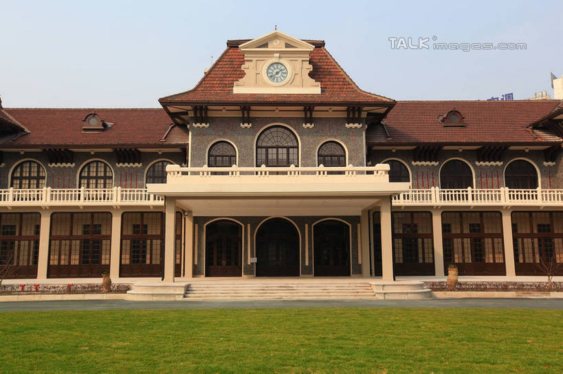 无人,横图,室外,白天,正面,旅游,度假,草地,草坪,树林,植物,窗户,标志建筑,地标,建筑,上海,中国,亚洲,一排,许多,阴影,整齐,并列,并排,时间,光线,时钟,瓦片,影子,很多,计时,瓦,娱乐,建设,玻璃窗,草,树,树木,排列,蓝色,绿色,蓝天,天空,阳光,自然,钟表,天,享受,休闲,表,旅游胜地,放松,建造,生长,晴朗,成长,申,队列,平行,卢湾区,东亚,屋瓦,徐汇区,上海市,万里无云,中华人民共和国,沪,华东地区,塔钟,钟,晴空,晴空万里,彩图,南昌路,shwf1,科学会堂,上海科学会堂