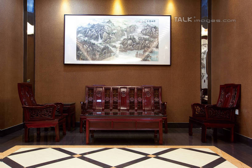 无人,家,客厅,横图,室内,白天,正面,绘画,建材,家具,装修,建筑,椅子,阴影,艺术,装饰,光线,木制,材料,瓷砖,地砖,木板,木材,影子,房屋,木椅,墙,屋子,公寓,灯光,地面,古典,文化,文物,建设,装潢,洋房,楼房,墙壁,墙面,住宅,木柴,木制品,工艺品,室内装潢,品味,中式,建造,木料,古董,红木,样板房,明亮,美术,起居室,高雅,舒适,家居装潢,古物,一幅,挂画,房屋设计,室内设计,古玩,宽敞,样板房装潢,美学,客堂,设计,装饰画,彩图,房子,shwf1