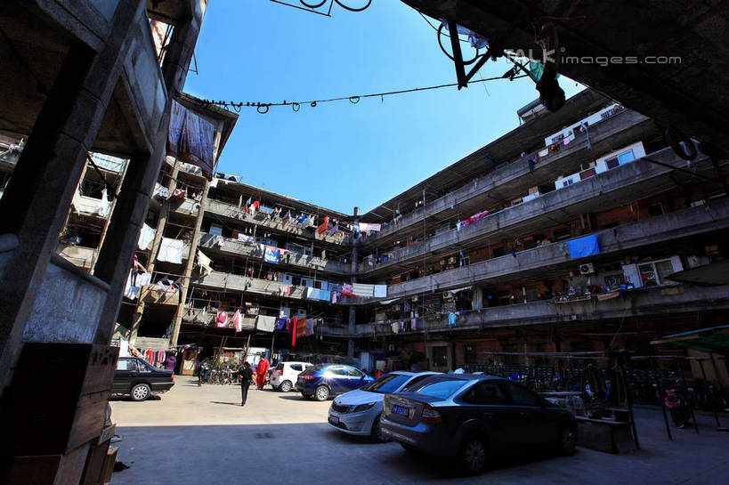 东方人,四个人,家,走,横图,室外,白天,仰视,旅游,度假,标志建筑,道路,地标,建筑,路,公路,自行车,汽车,上海,中国,亚洲,许多,行人,停靠,阴影,服装,光线,影子,房屋,屋子,公寓,床单,交通,很多,休闲装,黄种人,娱乐,建设,洋房,楼房,路人,住宅,车,脚踏车,衣服,蓝色,蓝天,天空,阳光,交通工具,轿车,天,享受,休闲,休闲服,旅游胜地,放松,服饰,晴朗,申,衣着,穿着,停泊,载具,杨浦区,东亚,上海市,隆昌公寓,隆昌路,万里无云,中华人民共和国,沪,华东地区,衣饰,过客,男人,男性,女人,女性,中年男性,中年女性,亚洲人,晴空,晴空万里,马路,步行,散步,走路,彩图,低角度拍摄,全身,房子,shwf1