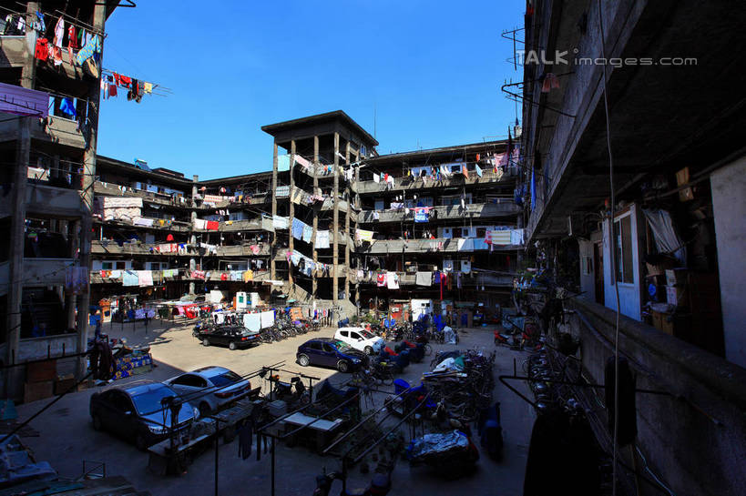 无人,家,横图,室外,白天,正面,旅游,度假,标志建筑,道路,地标,建筑,路,公路,自行车,汽车,上海,中国,亚洲,许多,停靠,阴影,服装,光线,影子,房屋,屋子,公寓,床单,交通,很多,娱乐,建设,洋房,楼房,住宅,车,脚踏车,衣服,蓝色,蓝天,天空,阳光,交通工具,轿车,天,享受,休闲,旅游胜地,放松,服饰,晴朗,申,衣着,穿着,停泊,载具,杨浦区,东亚,上海市,隆昌公寓,隆昌路,万里无云,中华人民共和国,沪,华东地区,衣饰,晴空,晴空万里,马路,彩图,房子,shwf1