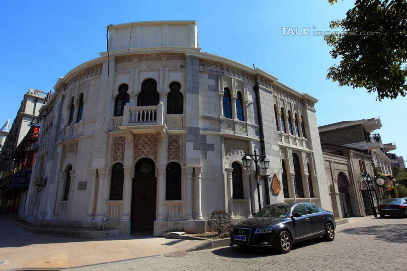 无人,家,横图,室外,白天,仰视,旅游,度假,植物,标志建筑,道路,地标,建筑,路,公路,汽车,上海,中国,亚洲,一辆,停靠,阴影,光线,影子,房屋,屋子,交通,娱乐,建设,虹口区,楼房,住宅,车,树,树木,蓝色,绿色,蓝天,天空,阳光,自然,交通工具,轿车,天,享受,休闲,旅游胜地,放松,生长,晴朗,成长,申,停泊,载具,东亚,多伦路,上海市,万里无云,中华人民共和国,沪,华东地区,晴空,晴空万里,马路,彩图,低角度拍摄,房子,窦乐安路,shwf1,多伦路文化街,孔公馆,上海多伦路文化名人街,上海虹口孔公馆