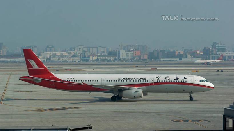 无人,高楼大厦,机场,横图,室外,白天,侧面,度假,美景,城市风光,城市,大厦,飞机,飞机场,建筑,摩天大楼,上海,中国,亚洲,阴影,光线,影子,景观,建筑群,跑道,地面,着陆,娱乐,航空,建设,红色,白色,阳光,停机坪,交通工具,享受,休闲,景色,放松,一架,虹桥机场,登陆,申,客机,下降,降落,滑行,东亚,长宁区,上海市,中华人民共和国,沪,华东地区,上海虹桥国际机场,东方航空,航空站,空港,彩图,大楼,高层建筑,高楼,摩天楼,shwf1