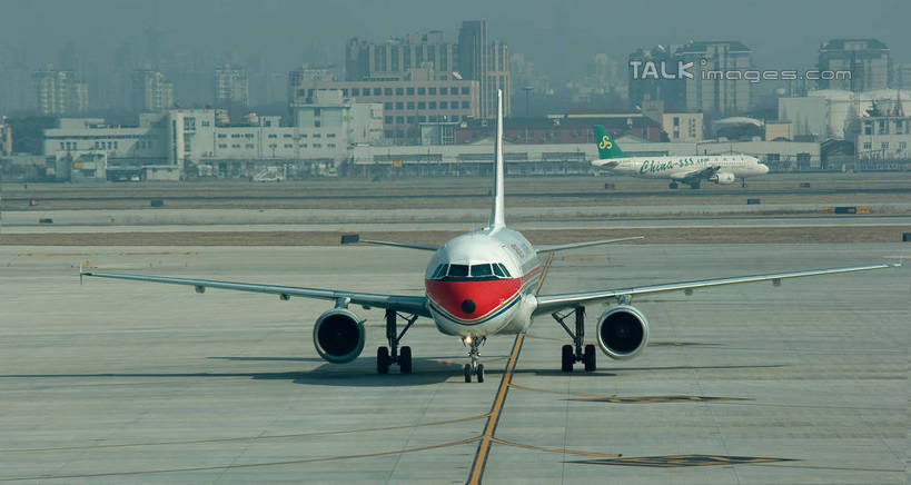无人,高楼大厦,机场,横图,室外,白天,正面,度假,美景,城市风光,城市,大厦,飞机,飞机场,建筑,摩天大楼,上海,中国,亚洲,阴影,光线,影子,景观,建筑群,跑道,地面,着陆,娱乐,航空,建设,红色,白色,阳光,停机坪,交通工具,享受,休闲,景色,放松,一架,虹桥机场,登陆,申,客机,下降,降落,滑行,东亚,长宁区,上海市,中华人民共和国,沪,华东地区,上海虹桥国际机场,东方航空,航空站,空港,彩图,大楼,高层建筑,高楼,摩天楼,shwf1