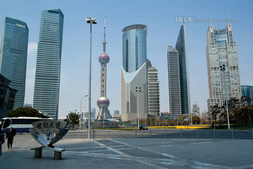 无人,高楼大厦,横图,室外,白天,仰视,度假,时尚,办公楼,美景,城市风光,标志建筑,城市,大厦,地标,建筑,摩天大楼,写字楼,上海,中国,亚洲,阴影,光线,影子,景观,云,云朵,建筑群,都市,云彩,娱乐,建设,现代,东方明珠,浦东,蓝色,白云,蓝天,天空,阳光,天,享受,休闲,商务楼,景色,放松,申,金融中心,浦东新区,世纪大道,东亚,东方明珠广播电视塔,东方明珠电视塔,上海市,中华人民共和国,沪,华东地区,商业圈,环球国际金融中心,彩图,低角度拍摄,大楼,高层建筑,高楼,摩天楼,商业中心,shwf1