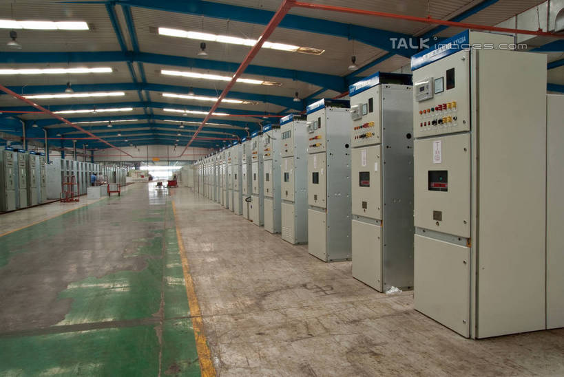 无人,工厂,横图,室内,白天,正面,车间,仪器,柜子,照明,中国,亚洲,一排,许多,整齐,空间,电器,灯光,地面,设备,顶灯,灯,排列,橱柜,灯具,日光灯,照亮,厂房,照明设备,队列,东亚,中华人民共和国,华北地区,电器柜,河北,河北省,冀,秦皇岛,秦皇岛市,彩图,制造厂,shwf1