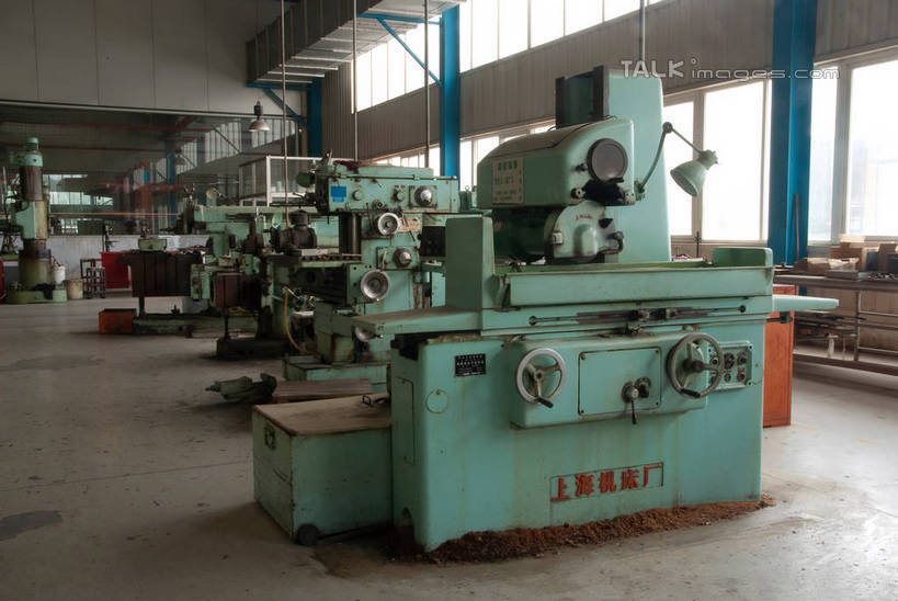 无人,工厂,横图,室内,白天,正面,车间,机器,仪器,指示牌,照明,中国,亚洲,空间,标志,电器,文字,灯光,地面,设备,标识,顶灯,灯,红色,灯具,日光灯,汉字,照亮,厂房,照明设备,中文,东亚,车床,中华人民共和国,华北地区,河北,河北省,冀,秦皇岛,秦皇岛市,彩图,制造厂,shwf1