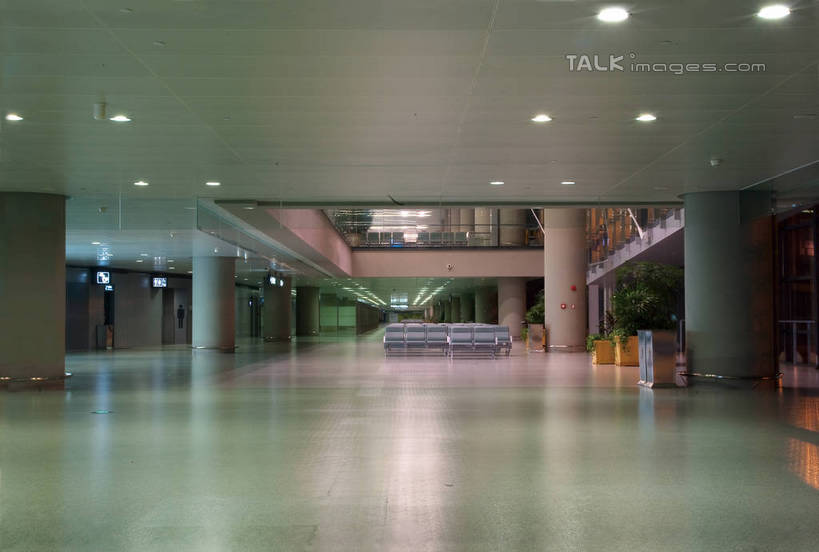 无人,机场,横图,室内,夜晚,正面,天花板,飞机场,照明,上海,中国,亚洲,空间,灯光,地面,候机厅,大厅,顶灯,灯,灯具,航站楼,虹桥机场,照亮,申,照明设备,候机室,东亚,长宁区,上海市,中华人民共和国,沪,华东地区,上海虹桥国际机场,东方航空,航空站,空港,彩图,shwf1