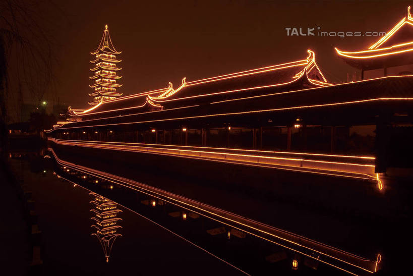 无人,寺庙,横图,室外,夜晚,正面,旅游,度假,河流,名胜古迹,水,标志建筑,地标,建筑,照明,上海,中国,亚洲,阴影,节日,遗迹,反射,影子,河水,水流,灯光,燃烧,古迹,文化,文物,娱乐,建设,古建筑,宝塔,灯,真如寺,倒影,天空,香火,灯具,庙宇,天,祈祷,享受,休闲,健康,旅游胜地,放松,许愿,宗教,信仰,纪念,祈求,照亮,申,照明设备,装饰灯,古文明,东亚,普陀区,上海市,中华人民共和国,沪,华东地区,普陀真如寺,平安,彩图,庙,寺,shwf1