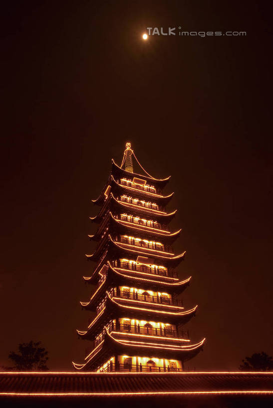 无人,寺庙,竖图,室外,夜晚,仰视,旅游,度假,名胜古迹,植物,标志建筑,地标,建筑,照明,上海,中国,亚洲,节日,遗迹,月亮,灯光,燃烧,古迹,文化,文物,娱乐,建设,古建筑,宝塔,灯,树,树木,真如寺,绿色,天空,自然,香火,灯具,庙宇,天,祈祷,享受,休闲,健康,旅游胜地,放松,许愿,宗教,信仰,生长,成长,纪念,祈求,照亮,申,照明设备,装饰灯,古文明,东亚,普陀区,上海市,中华人民共和国,沪,华东地区,普陀真如寺,平安,彩图,低角度拍摄,庙,寺,shwf1