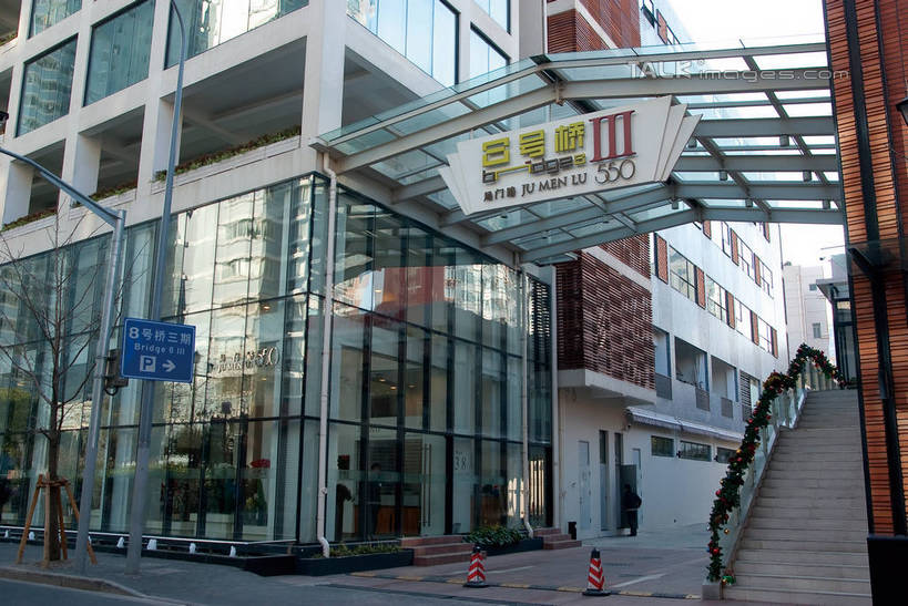 无人,高楼大厦,栏杆,横图,室外,白天,正面,度假,时尚,美景,窗户,楼梯,落地窗,城市风光,城市,橱窗,大厦,建筑,摩天大楼,指示牌,上海,中国,亚洲,分离,标志,扶手,文字,阶梯,景观,建筑群,地面,都市,警告,娱乐,标识,建设,护栏,创意园区,玻璃窗,台阶,两个,红色,蓝色,享受,休闲,汉字,景色,放松,警示,创意,隔离,禁止,申,提醒,提示,限制,中文,交通标志,黄浦区,东亚,路锥,建国中路,八号桥,上海市,中华人民共和国,沪,华东地区,交通锥,危险,设计,彩图,大楼,高层建筑,高楼,摩天楼,shwf1