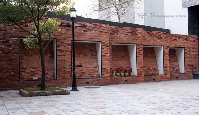 无人,高楼大厦,横图,室外,白天,正面,度假,时尚,美景,植物,城市风光,城市,大厦,建筑,路灯,摩天大楼,照明,上海,中国,亚洲,一棵,墙,景观,建筑群,灯光,地面,都市,娱乐,建设,创意园区,墙壁,墙面,灯,树,树木,绿色,自然,享受,休闲,景色,放松,创意,生长,成长,照亮,申,照明设备,黄浦区,东亚,建国中路,八号桥,上海市,中华人民共和国,沪,华东地区,设计,彩图,大楼,高层建筑,高楼,摩天楼,shwf1