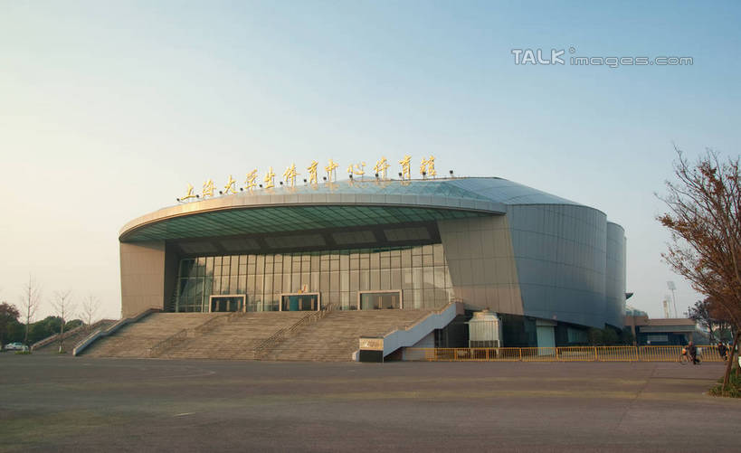 无人,体育馆,运动场,横图,室外,白天,正面,旅游,美景,城市风光,城市,路灯,照明,上海,中国,亚洲,阴影,光线,标志,文字,影子,房屋,阶梯,屋子,景观,灯光,娱乐,标识,体育场,楼房,台阶,灯,蓝色,蓝天,天空,阳光,天,享受,金色,汉字,景色,放松,金黄色,照亮,申,照明设备,中文,东亚,松江区,上海市,中华人民共和国,沪,华东地区,运动馆,上海大学生体育中心体育馆,松江大学城,彩图,房子,shwf1