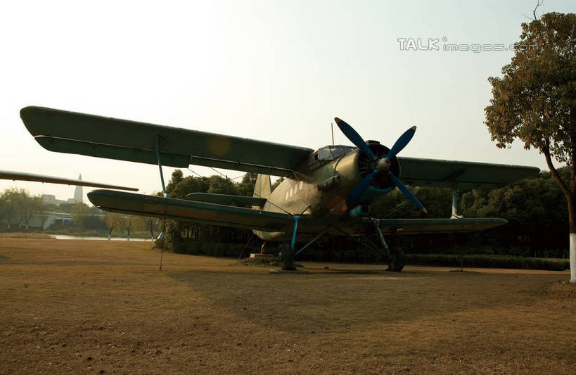 无人,学校,横图,室外,白天,正面,旅游,复古,美景,植物,城市风光,城市,飞机,上海,中国,亚洲,枯萎,陈旧,房屋,屋子,景观,枯草,古典,娱乐,航空,校园,楼房,草,树,树木,黄色,绿色,自然,交通工具,享受,景色,放松,战争,空军,一架,生长,成长,申,战斗机,古旧,老旧,轰炸机,东亚,军用机,军用战斗机,松江区,上海市,中华人民共和国,沪,华东地区,院校,高等学校,上海工程技术大学,松江大学城,彩图,房子,大学,shwf1