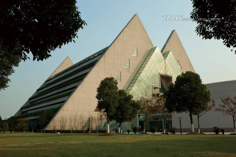 无人,学校,图书馆,横图,室外,白天,正面,旅游,草地,草坪,美景,植物,城市风光,城市,上海,中国,亚洲,阴影,光线,影子,房屋,屋子,景观,娱乐,校园,楼房,草,树,树木,蓝色,绿色,蓝天,天空,阳光,自然,天,享受,景色,放松,生长,成长,申,东亚,浏览室,松江区,上海市,中华人民共和国,沪,华东地区,院校,高等学校,上海工程技术大学,松江大学城,图文信息中心,彩图,房子,大学,书库,图书库,阅览室,shwf1