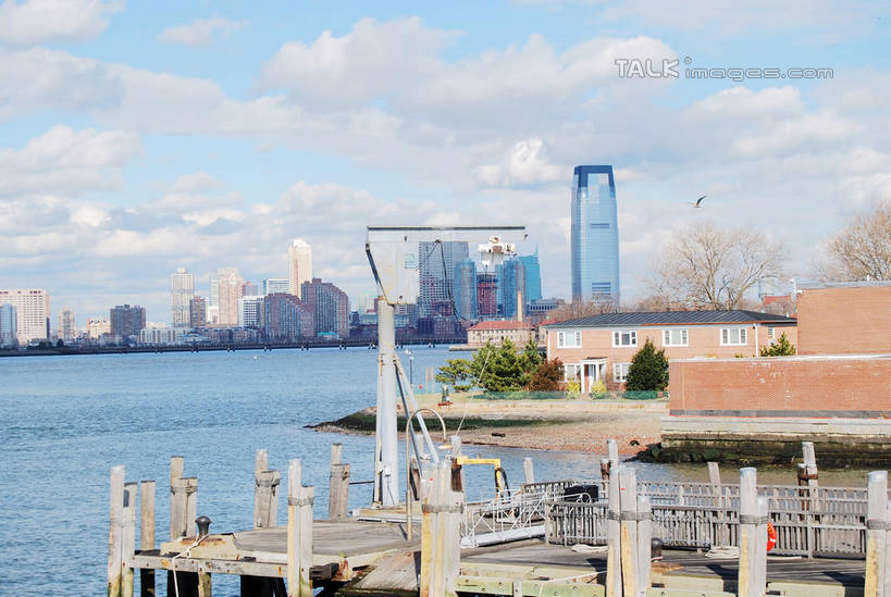 无人,高楼大厦,横图,室外,白天,正面,度假,河流,美景,水,植物,城市风光,标志建筑,城市,大厦,地标,建筑,摩天大楼,纽约,美国,阴影,光线,影子,河水,景观,水流,云,云朵,曼哈顿,云彩,娱乐,建设,哈德逊河,自由岛,树,树木,蓝色,绿色,白云,蓝天,天空,阳光,自然,天,享受,休闲,景色,放松,生长,晴朗,成长,北美,北美洲,美洲,纽约市,纽约州,帝国之州,帝国州,北亚美利加洲,亚美利加洲,赫逊河,纽约港,晴空,彩图,大楼,高层建筑,高楼,摩天楼,上纽约湾,白德路岛,上纽约港,上湾,自由女神岛,美利坚合众国,曼哈顿区,纽约县,曼哈顿岛,shxw1