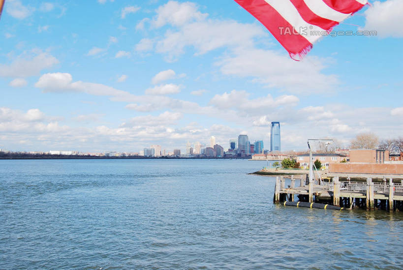 无人,高楼大厦,横图,室外,白天,正面,度假,河流,美景,水,植物,城市风光,标志建筑,城市,大厦,地标,建筑,摩天大楼,旗帜,国旗,纽约,美国,一面,阴影,飘扬,光线,影子,河水,景观,水流,云,云朵,曼哈顿,云彩,娱乐,建设,星条旗,哈德逊河,自由岛,树,树木,蓝色,绿色,白云,蓝天,天空,阳光,自然,天,享受,休闲,景色,放松,美国国旗,生长,晴朗,成长,飘逸,北美,北美洲,飞扬,美洲,纽约市,纽约州,帝国之州,帝国州,北亚美利加洲,亚美利加洲,赫逊河,纽约港,旗,晴空,彩图,大楼,高层建筑,高楼,摩天楼,美利坚合众国国旗,上纽约湾,白德路岛,上纽约港,上湾,自由女神岛,美利坚合众国,曼哈顿区,纽约县,曼哈顿岛,shxw1