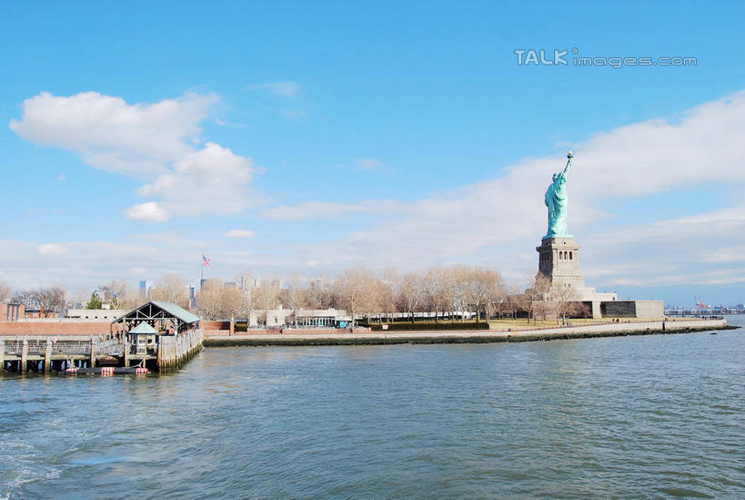 西方人,一个人,无人,站,举,横图,室外,白天,正面,民族服装,自由,草地,草坪,河流,水,植物,雕塑,自由女神像,欧洲,纽约,美国,欧洲人,仅一个女性,仅一个人,自由女神,握,阴影,艺术,装饰,光线,雕刻,雕像,影子,河水,水流,云,云朵,曼哈顿,拿,云彩,拿着,哈德逊河,自由岛,草,树,树木,蓝色,绿色,白云,蓝天,天空,阳光,自然,工艺品,天,托,站着,仅一个中年女性,握着,生长,晴朗,成长,纪念,美术,北美,北美洲,美好,主题,美洲,追求,陈列,向往,纽约市,纽约州,帝国之州,帝国州,一尊,功能,美学,北亚美利加洲,亚美利加洲,自由女神铜像国家纪念碑,赫逊河,纽约港,女人,女性,中年女性,白种人,晴空,举起,举手,举着,向上举,向上伸,向上托,站立,彩图,全身,传统服装,民俗服,上纽约湾,白德路岛,上纽约港,上湾,自由女神岛,自由照耀世界,美利坚合众国,曼哈顿区,纽约县,曼哈顿岛,shxw1