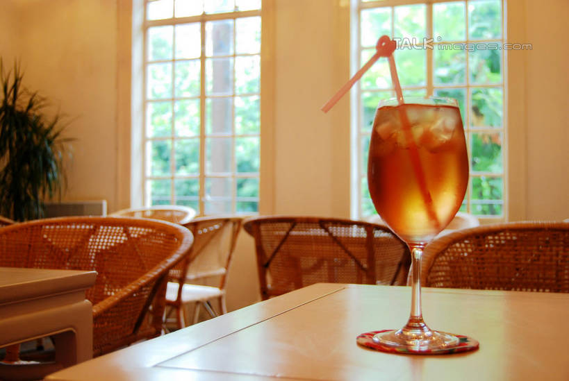 无人,交叉,横图,室内,白天,正面,幸福,植物,餐桌,茶,窗户,桌子,杯子,椅子,一根,阴影,朦胧,模糊,编织,反射,高脚杯,盆栽,影子,塑料,墙,藤椅,红茶,茶叶,盆景,红酒杯,一杯,娱乐,玻璃窗,墙壁,墙面,玻璃制品,一个,绿色,自然,酒杯,塑料制品,吸管,享受,休闲,温馨,放松,乐趣,冰红茶,生长,单个,成长,餐台,交织,空心,提神,舒适,葡萄酒杯,醒脑,饮管,穿插,玻璃杯,彩图,圆柱状,shxw1